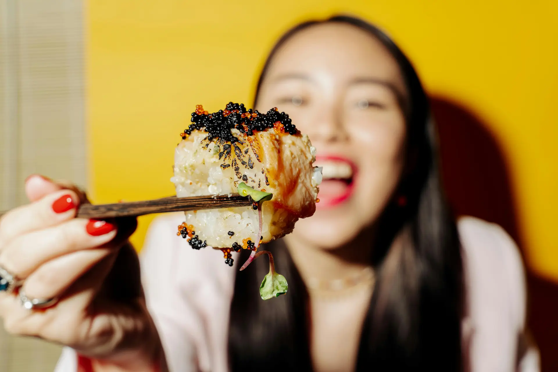 Persona japonesa comiendo comida japonesa