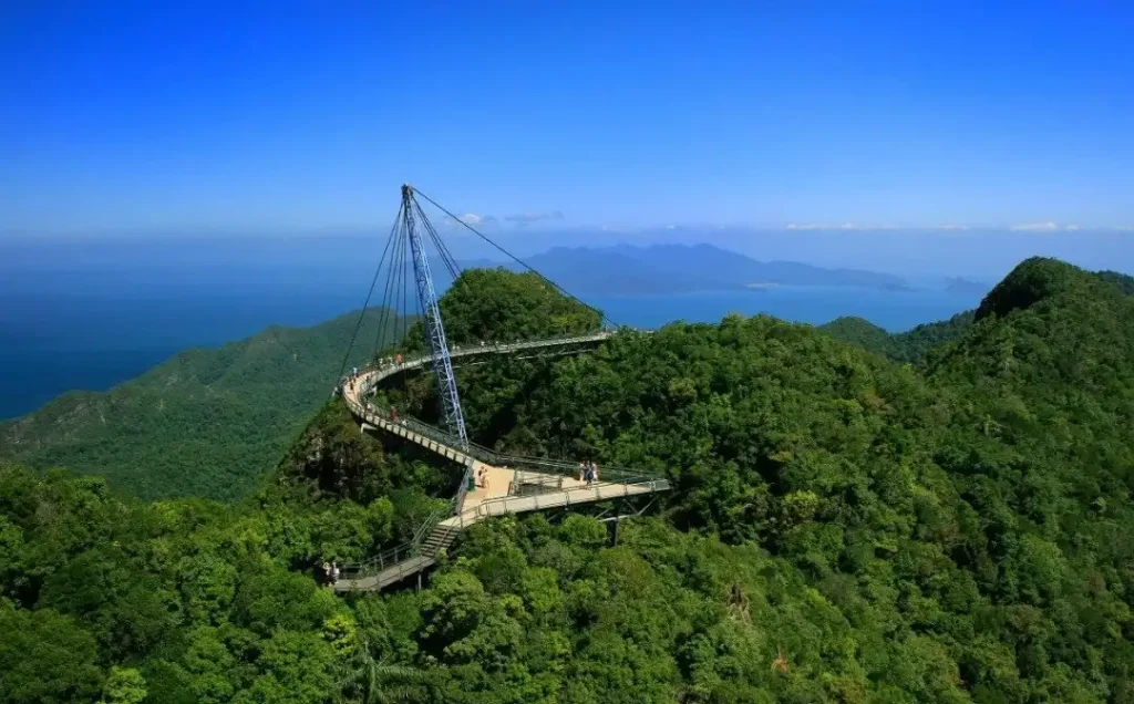 Langkawi Sky Bridge suspendido entre montañas